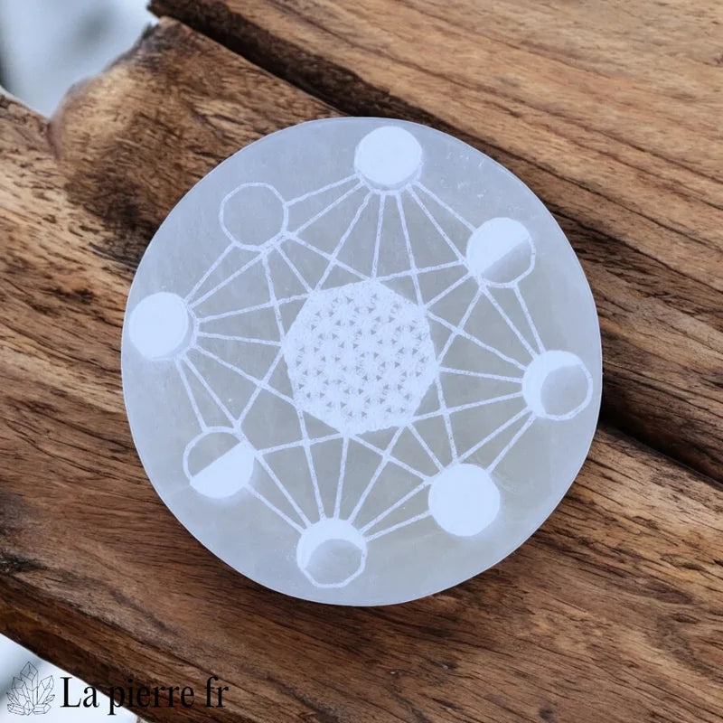 Plaque de rechargement en sélénite naturelle (Ø 10cm) avec gravure cadran lunaire. Purifie et recharge efficacement pierres, cristaux et bijoux. Pièce unique, artisanale.