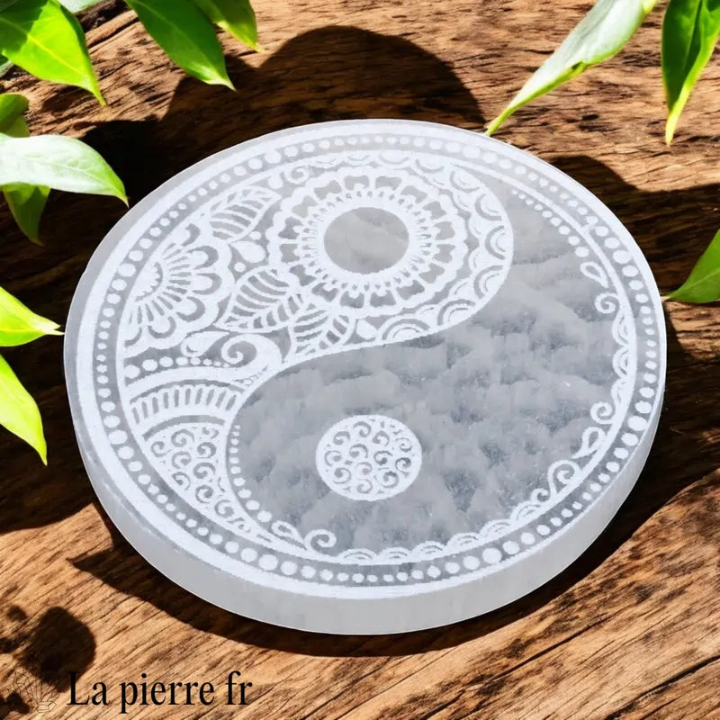 Plaque de rechargement en sélénite (10cm) gravée, idéale pour le Feng Shui. Purifiez, rechargez et harmonisez l'énergie de vos pierres et de votre espace.
