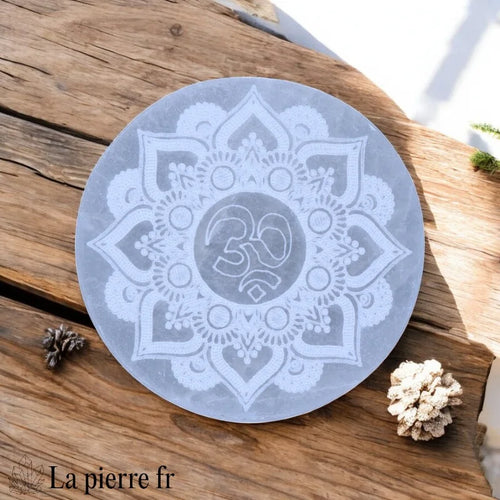 Plaque Sélénite Om (Aum), Ronde de 10 cm, Gravée, pour Méditation et Rechargement