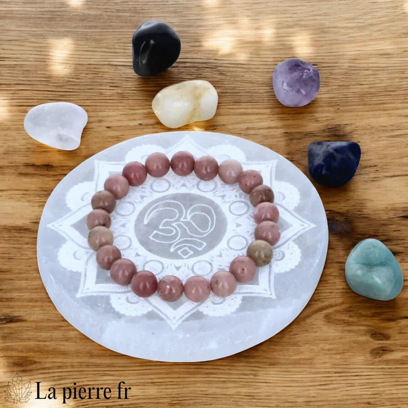 Plaque ronde en Sélénite OM permettant de recharger vos cristaux, pierres et bijoux