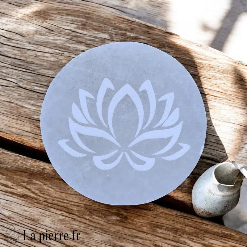 Plaque ronde en Sélénite Fleur de lotus pour recharger vos minéraux