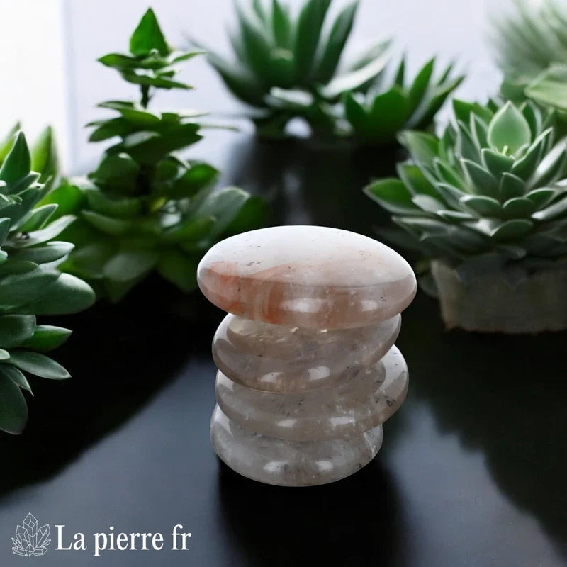 Vue du galet plat de Quartz Fumé, pierre naturelle d'ancrage et de protection