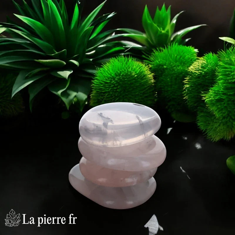Vue du galet plat de Quartz Rose, pierre naturelle de sérénité et amour