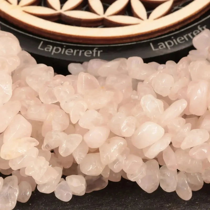 Gros plan sur des perles baroques de Quartz Rose, pierre naturelle sur fil de 36 cm pour bijoux