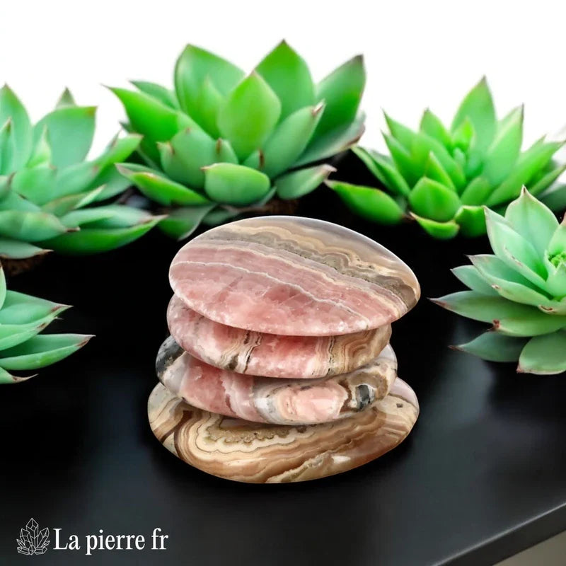 Vue du galet plat de Rhodochrosite, pierre naturelle de guérison du cœur