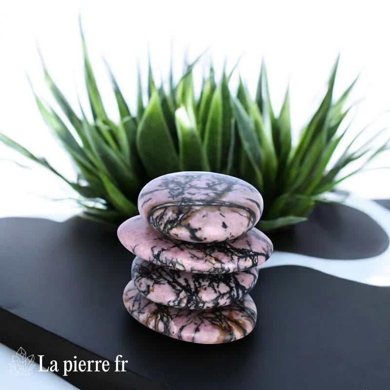 Vue du galet plat de Rhodonite, pierre naturelle d'équilibre émotionnel