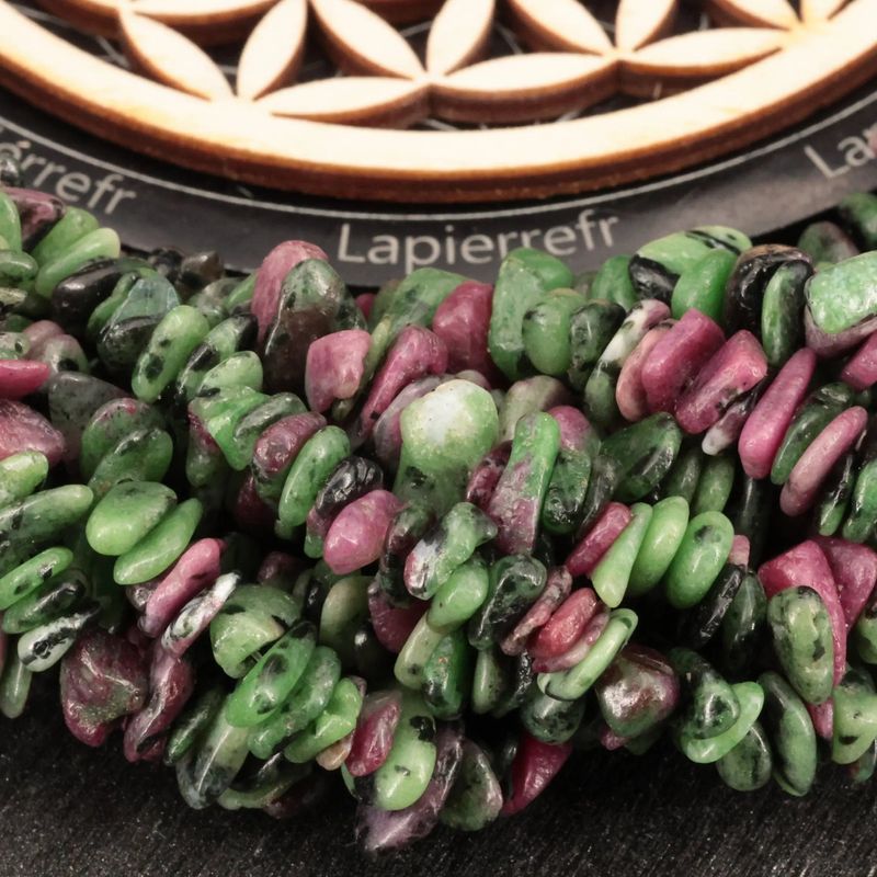 Gros plan sur des perles baroques de Rubis Zoïsite verte et rose, pierre naturelle sur fil de 36 cm pour bijoux