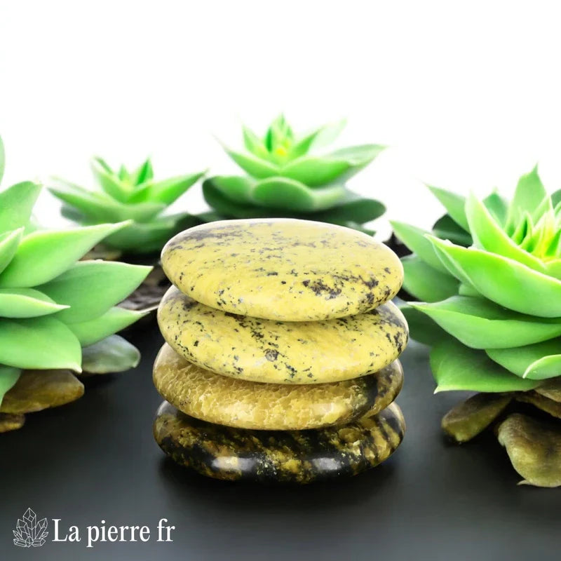 Vue du galet de Serpentine Jaune, pierre naturelle de méditation
