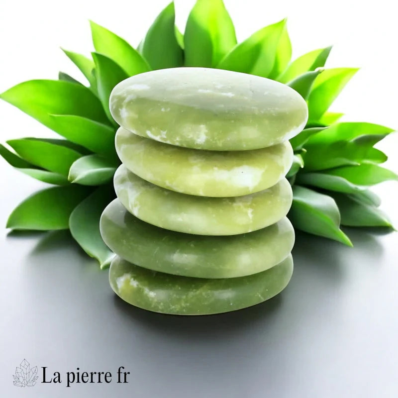 Vue du galet plat de Serpentine Verte, pierre naturelle de lâcher-prise