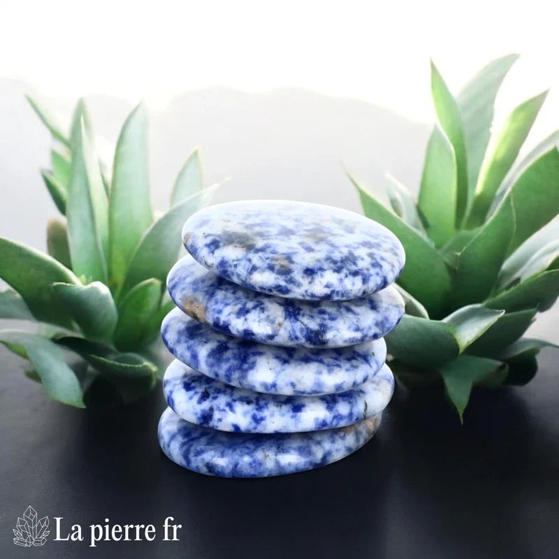 Vue du galet plat de Sodalite, pierre naturelle de relaxation et équilibre