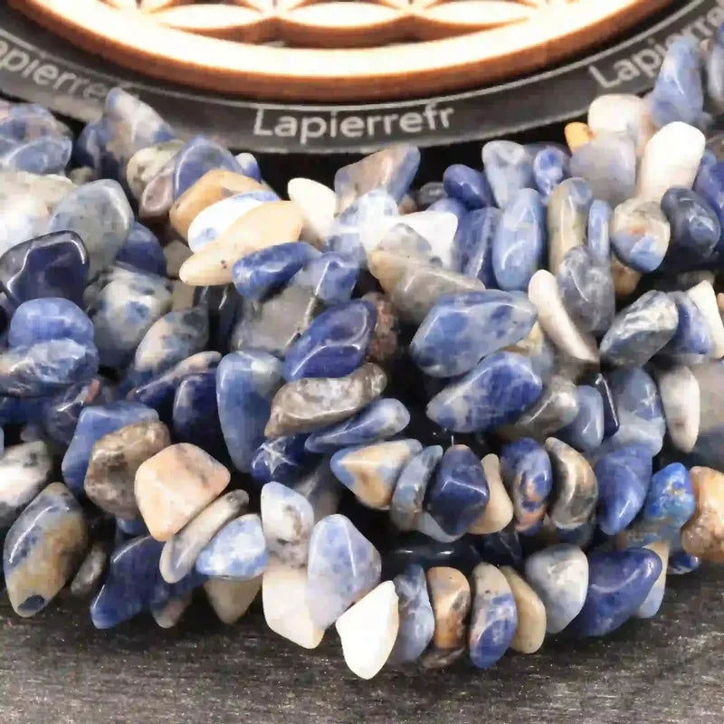 Gros plan sur des perles baroques de Sodalite bleue, pierre naturelle sur fil de 36 cm pour bijoux