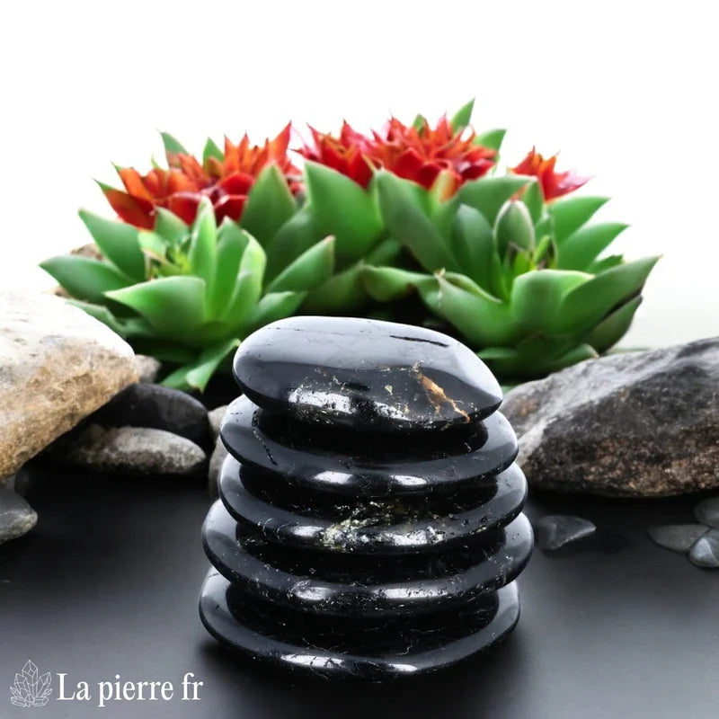Vue du galet plat de Tourmaline Noire, pierre naturelle de protection