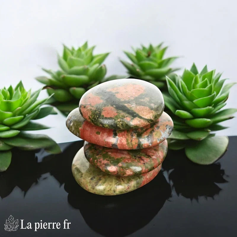 Vue du galet plat d'Unakite, pierre naturelle d'ancrage et d'équilibre