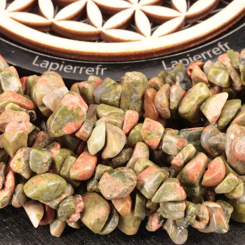 Gros plan sur des perles baroques d'Unakite verte et rose, pierre naturelle sur fil de 36 cm pour bijoux