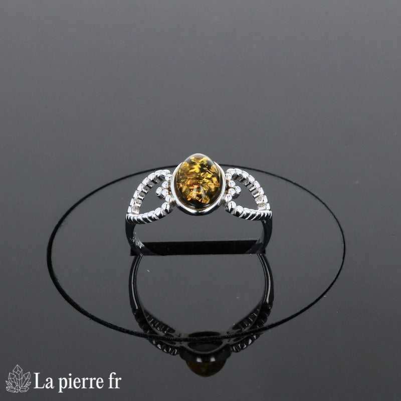 Bague moderne (Coeur Élégant) avec ambre verte ovale portée, style alliance/fiançailles.