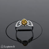 Bague moderne (Coeur Élégant) avec ambre verte ovale portée, style alliance/fiançailles.
