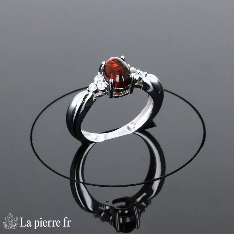 Profil de la Bague Ambre (Éclats Discrets) en argent rhodié montrant le détail de la monture vintage.