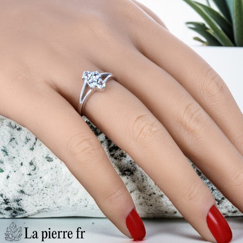 Détail de la Bague Aigue-Marine (Quatuor Classique) montrant l'arrangement harmonieux des 4 pierres bleues facettées.