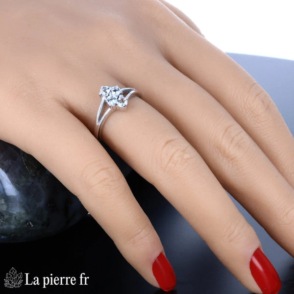 Détail de la Bague Aigue-Marine (Quatuor Classique) montrant l'arrangement harmonieux des 4 pierres bleues facettées.