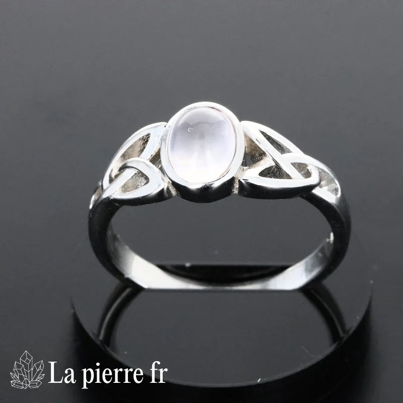 Bague Quartz Rose en argent portée, pierre naturelle rose pour femme