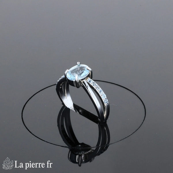 Bague Aigue-Marine (Aura Ovale) en argent rhodié avec pierre ovale facettée 6x8mm - Vue de dessus.