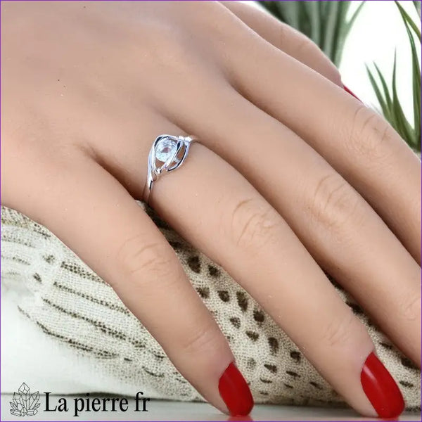 Détail de la Bague Aigue-Marine (Éclat Solitaire Rond) solitaire, montrant la pierre bleu clair facettée sur monture fine.