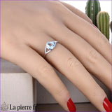 Détail de la Bague Aigue-Marine (Épure Ovale) solitaire, montrant la pierre bleu pâle facettée sur monture fine.