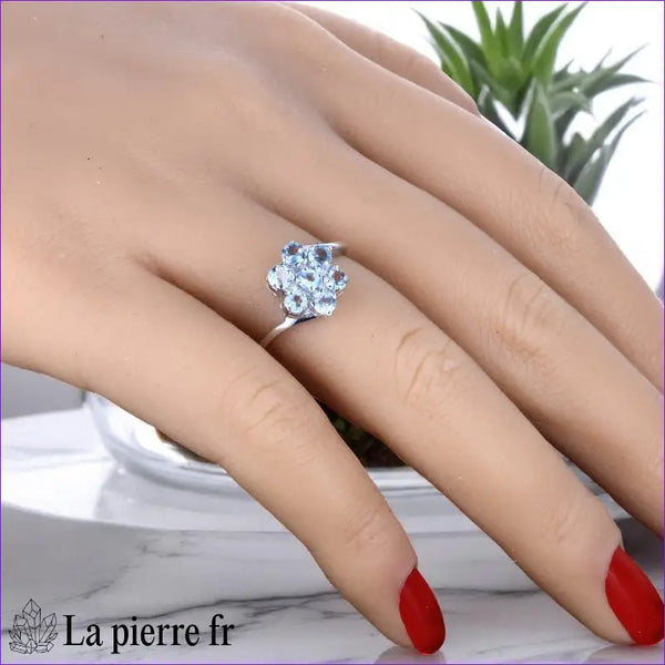 Détail de la Bague Aigue-Marine (Floraison Céleste) montrant l'arrangement floral des 7 pierres bleues facettées.