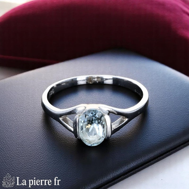 Bague Aigue-Marine (Épure Ovale) minimaliste en argent rhodié, pierre ovale 5x7mm - Vue de dessus.