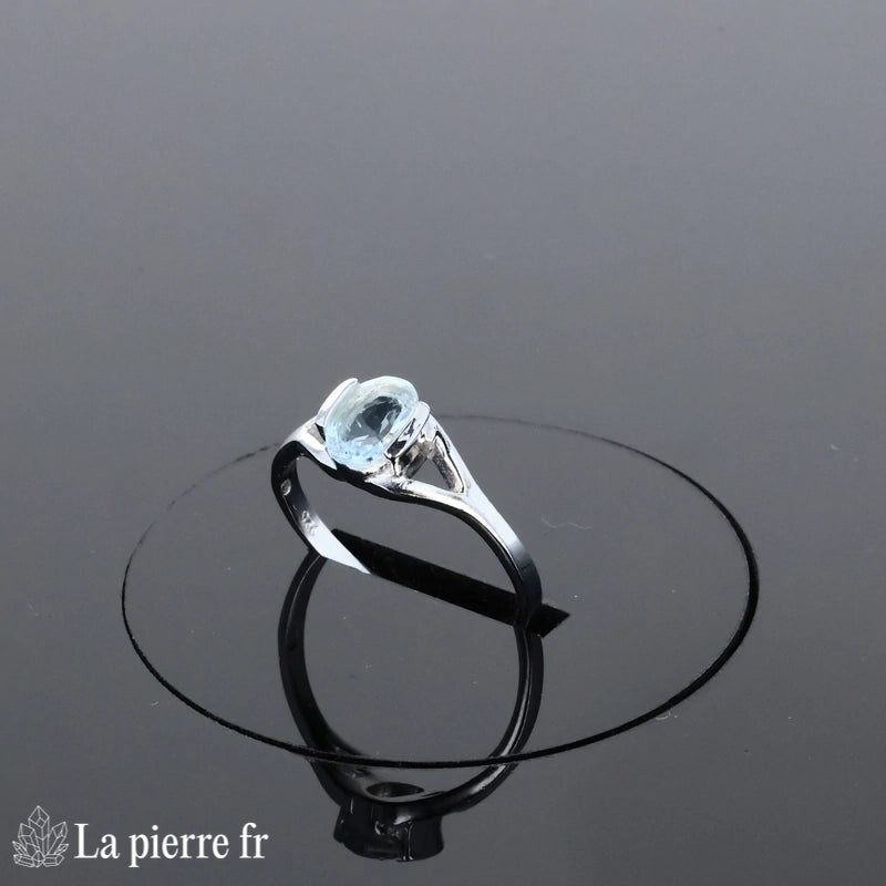 Bague Aigue-Marine (Épure Ovale) minimaliste en argent rhodié, pierre ovale 5x7mm - Vue de dessus.