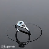 Bague Aigue-Marine (Épure Ovale) minimaliste en argent rhodié, pierre ovale 5x7mm - Vue de dessus.