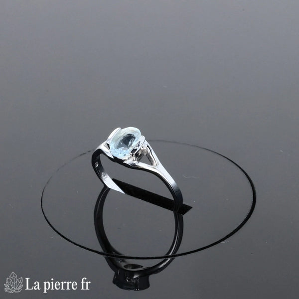 Bague Aigue-Marine (Épure Ovale) minimaliste en argent rhodié, pierre ovale 5x7mm - Vue de dessus.