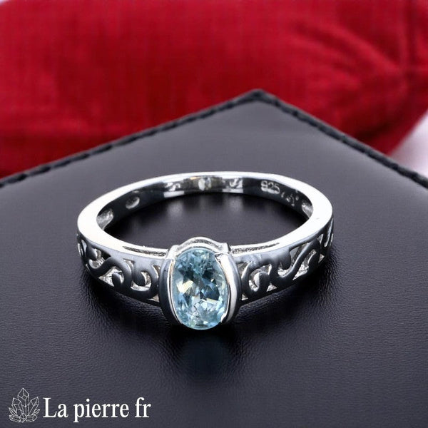 Bague Aigue-Marine (Vintage Solitaire) en argent rhodié avec décoration fine, pierre ovale 5x7mm - Vue de dessus.