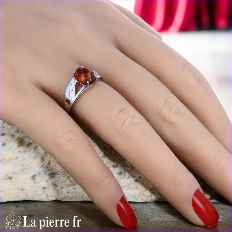 Gros plan sur l'ambre naturel et la couronne de dix zircones - Bague (Couronne Vintage).