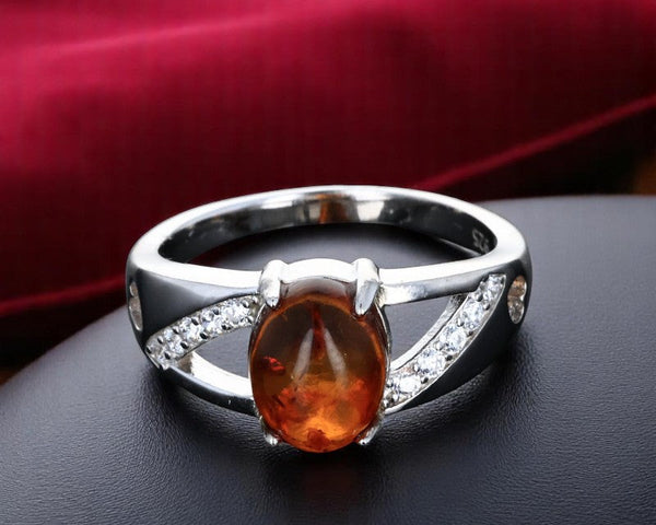Bague Ambre Argent Rhodié (Couronne Vintage) - Vue de dessus, ambre ovale et couronne de 10 zircones.