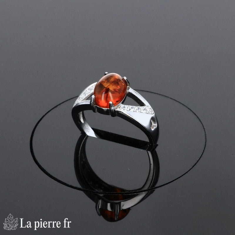 Bague Ambre Argent Rhodié (Couronne Vintage) - Vue de dessus, ambre ovale et couronne de 10 zircones.