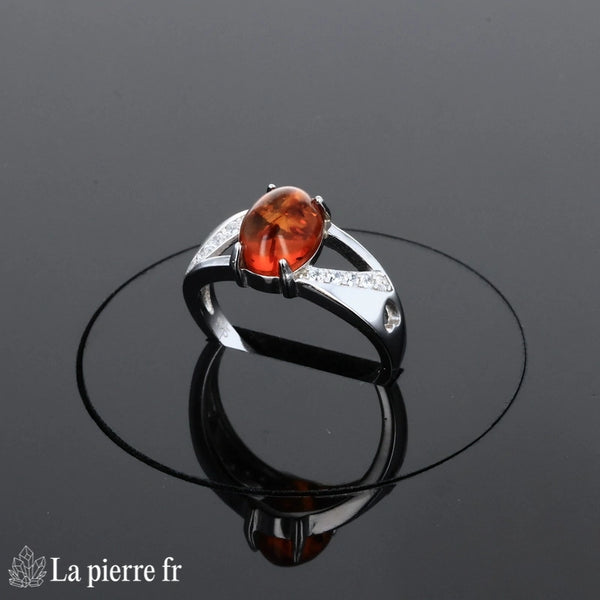 Bague Ambre Argent Rhodié (Couronne Vintage) - Vue de dessus, ambre ovale et couronne de 10 zircones.