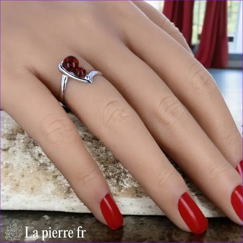 Gros plan sur les deux cabochons d'ambre ronds (4mm et 6mm) de la Bague (Duo Harmonieux).