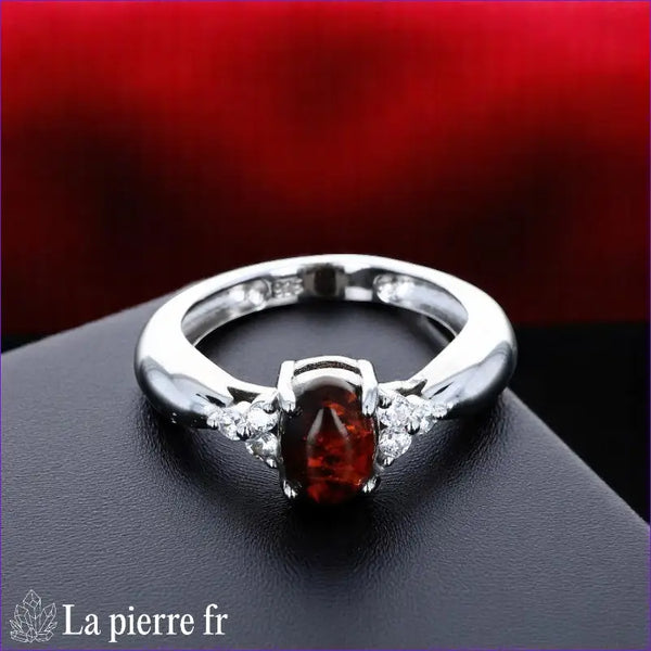 Bague Ambre Argent Rhodié (Éclats Discrets) - Vue de dessus de l'ambre ovale et des 6 zircones d'accent.