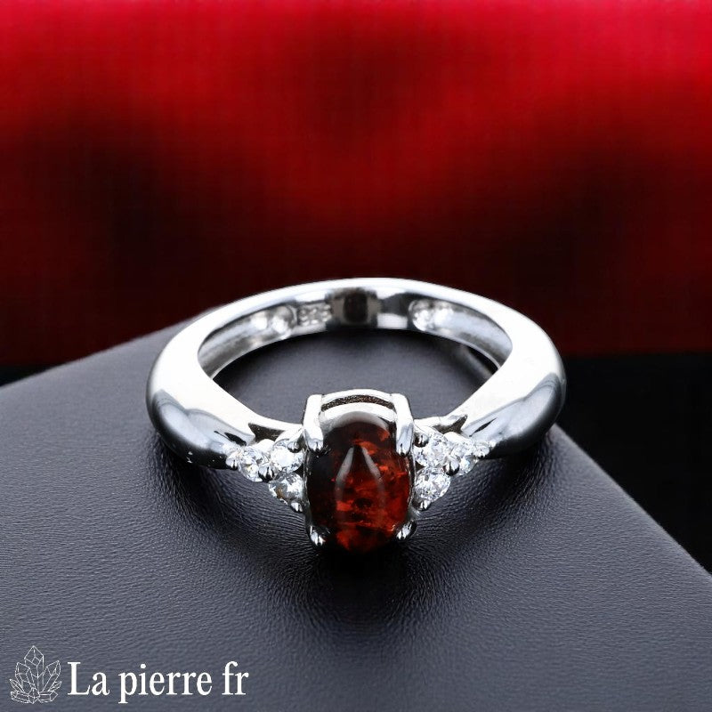 Bague Ambre Argent Rhodié (Éclats Discrets) - Vue de dessus de l'ambre ovale et des 6 zircones d'accent.