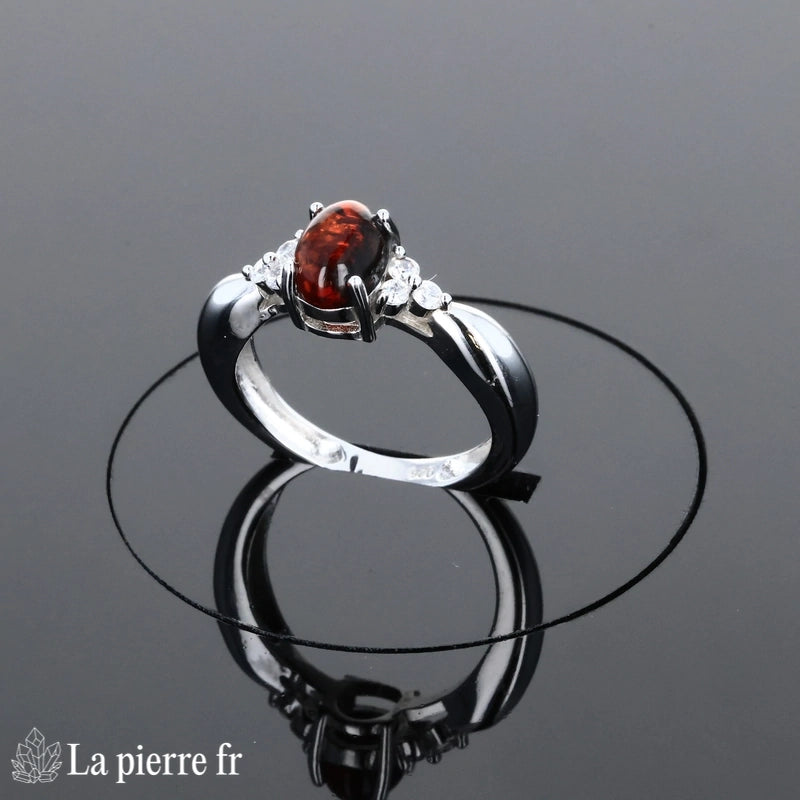 Bague Ambre Argent Rhodié (Éclats Discrets) - Vue de dessus de l'ambre ovale et des 6 zircones d'accent.