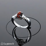 Bague Ambre Argent Rhodié (Éclats Discrets) - Vue de dessus de l'ambre ovale et des 6 zircones d'accent.