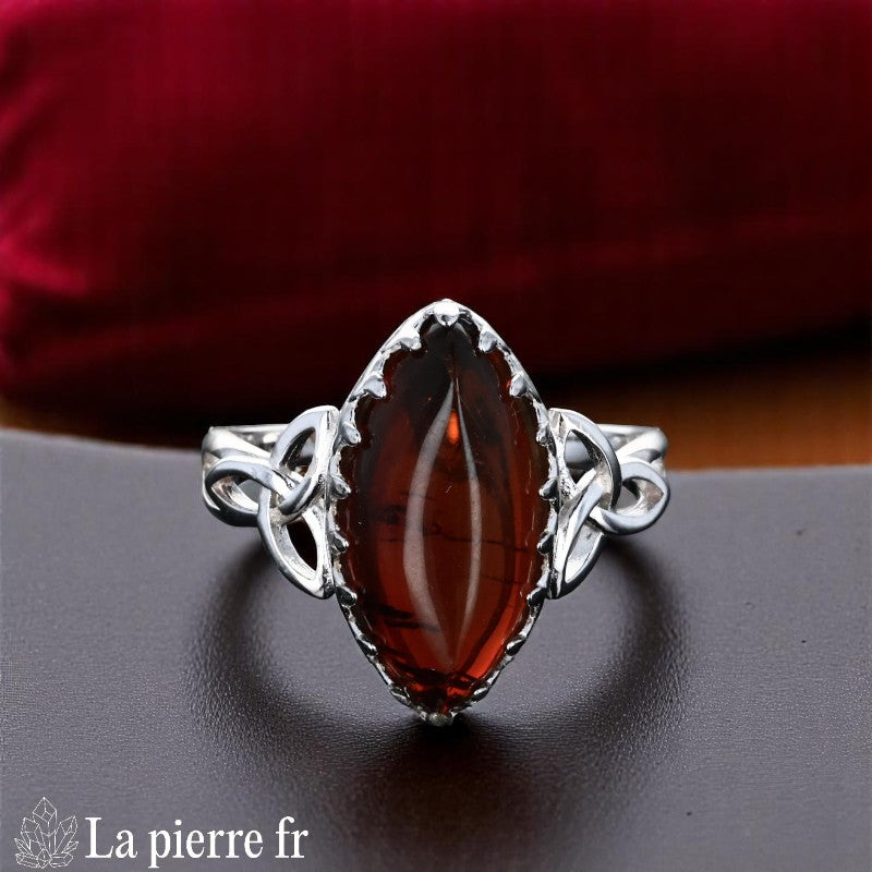 Bague Ambre Argent Rhodié (Entrelacs Celtiques) - Vue de dessus mettant en avant la pierre marquise et le motif celtique.