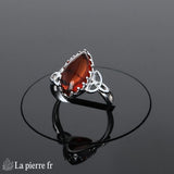 Bague Ambre Argent Rhodié (Entrelacs Celtiques) - Vue de dessus mettant en avant la pierre marquise et le motif celtique.