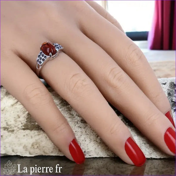 Gros plan sur l'ambre cabochon ovale (7x9mm) entouré de zircones - Bague (Halo Éclatant).