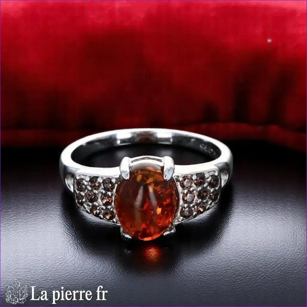 Bague Ambre Argent Rhodié (Halo Éclatant) - Vue de dessus montrant l'ambre ovale et le halo de zircones