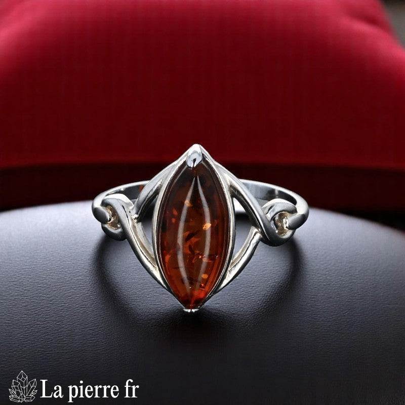 Bague Ambre Argent Rhodié (Marquise Élancée) - Vue de dessus montrant la forme allongée de la pierre.