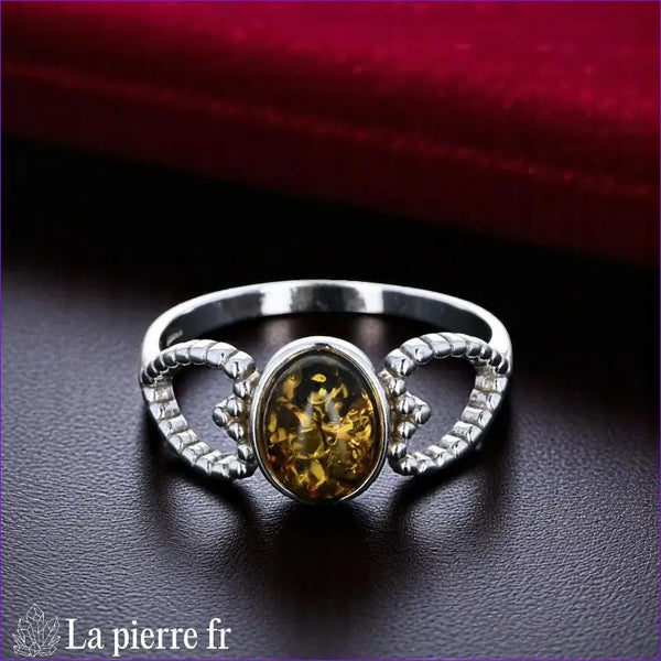 Bague Ambre Verte Argent Rhodié (Coeur Élégant) - Vue de dessus mettant en valeur la monture coeur.