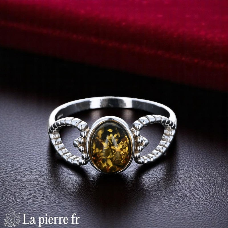 Bague Ambre Verte Argent Rhodié (Coeur Élégant) - Vue de dessus mettant en valeur la monture coeur.