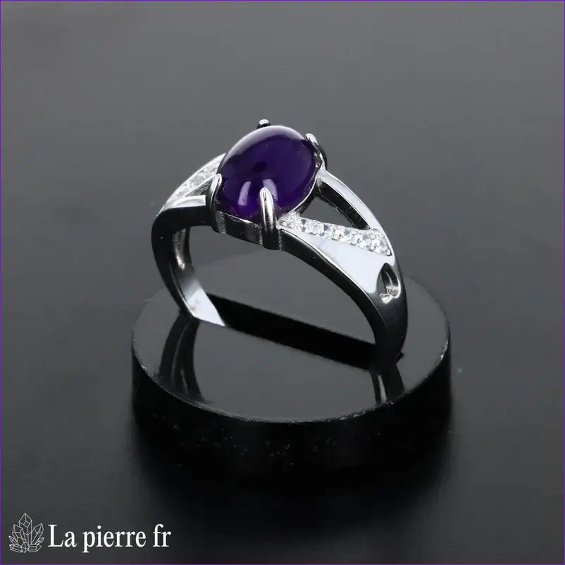Bague pour femme en argent 925 rhodié avec améthyste véritable ovale finition cabochon.